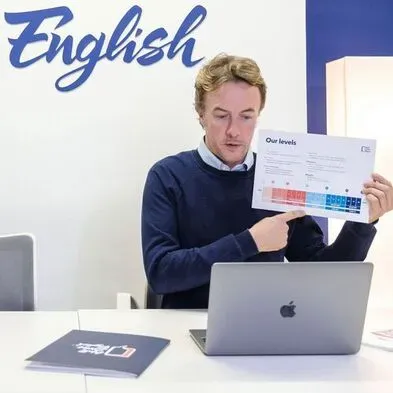 Wall Street English coach explicando los distintos niveles de inglés que puedes tener