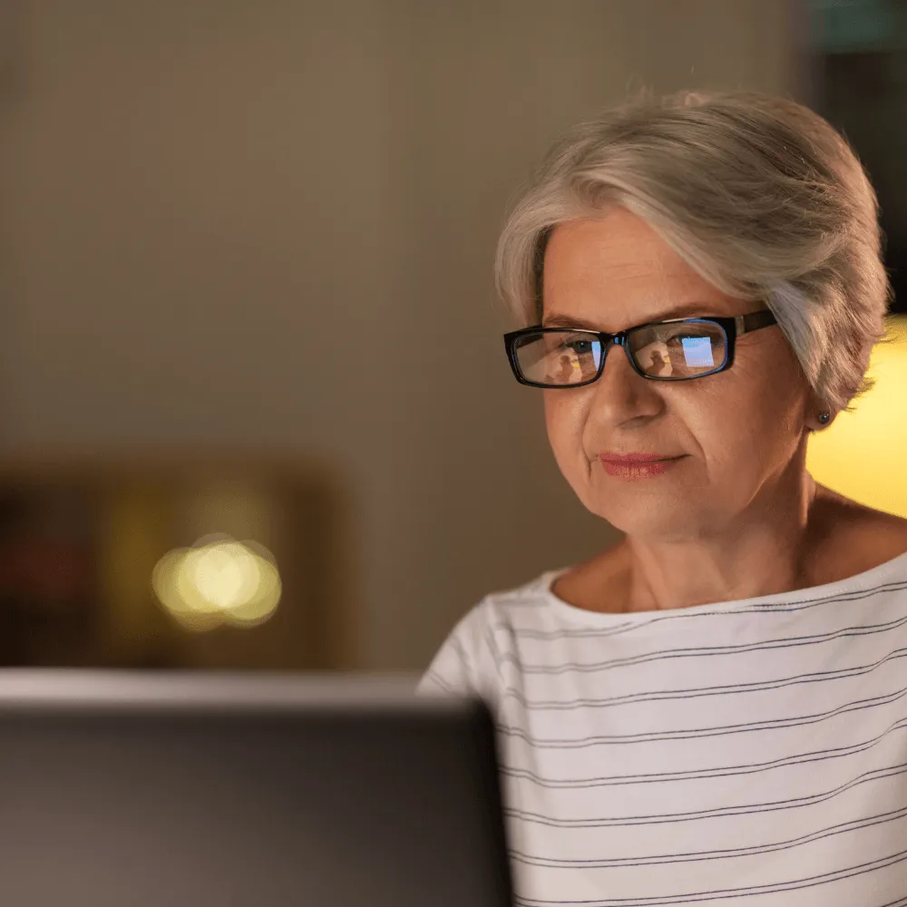 אישה מבוגרת מול מחשב