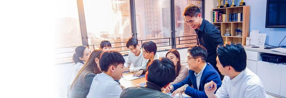 英文開心學，額外的會話課堂只限8-12個學生，以全英語教授，英語聽講練習多，讓你可以多加運用，掌握精通竅門，增強信心。