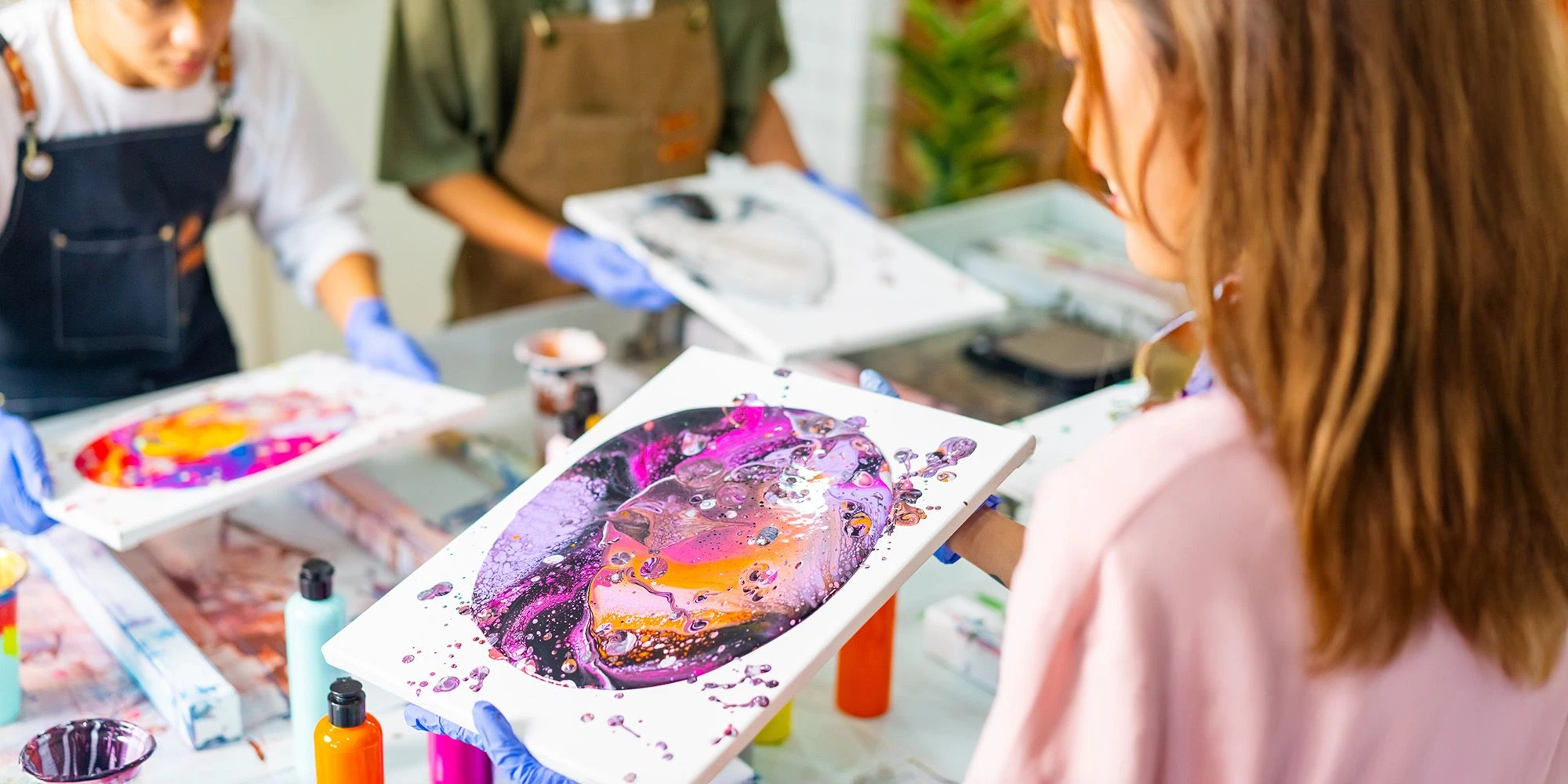 Fluid Art 流體畫工作坊以全英語教學，由我們的英語導師親自教授，全英語教學，讓你透過有趣活動玩住學英文 ，活動中聽講練習機會多，簡單英文一學即用！