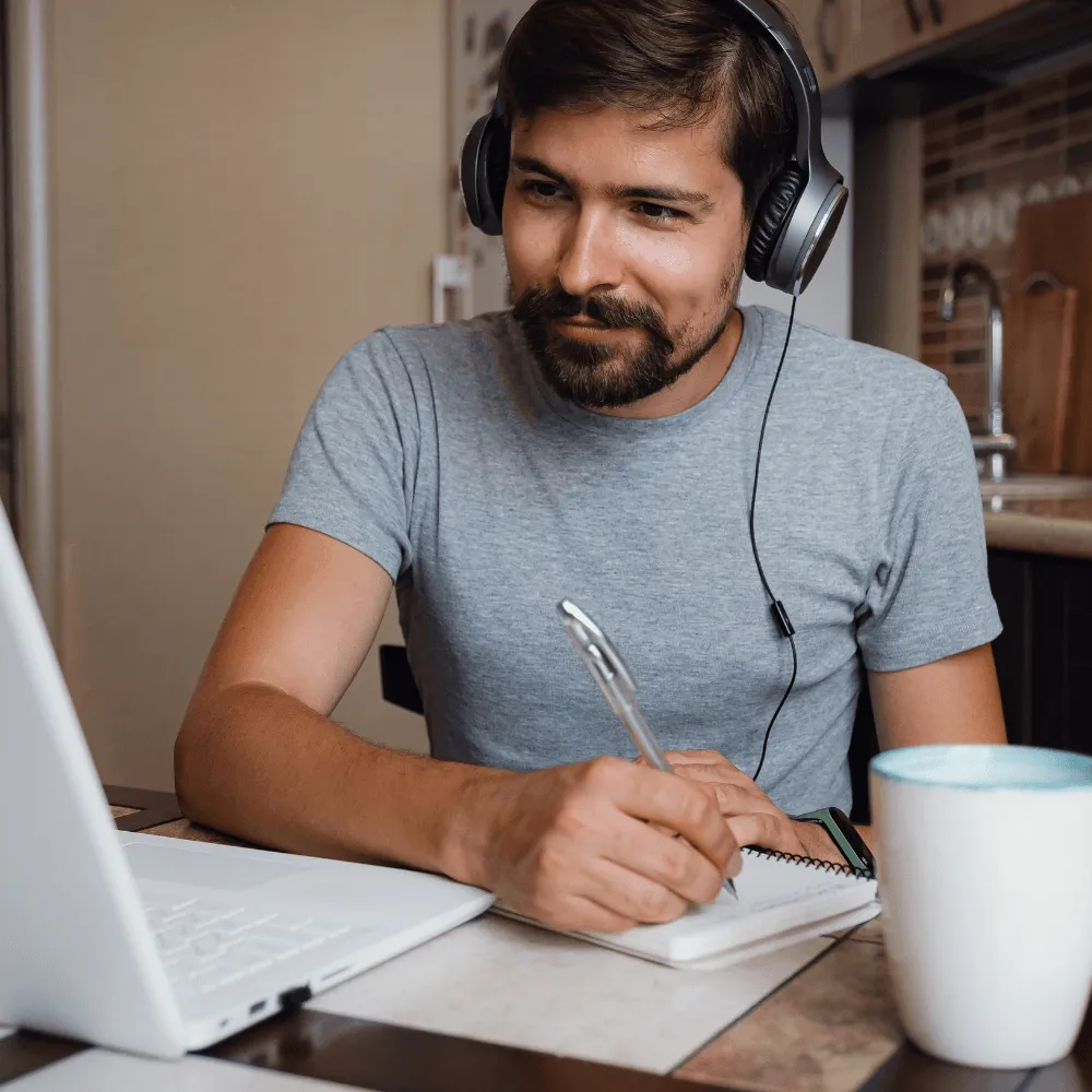גבר מול מחשב עם אוזניות