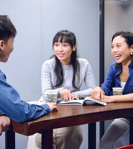 最多6位相同程度的同學一起上實體課以英語為母語的資深導師帶領