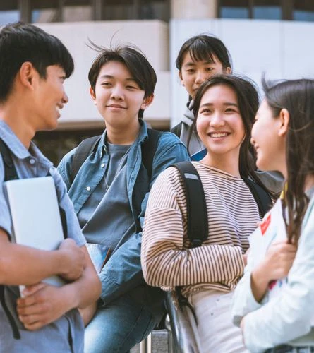 快樂的青少年DSE學生在樓梯上傾談